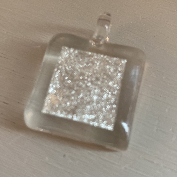 Glass necklace. - Picture 2 of 4